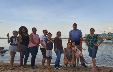 Die ganze AFA Gruppe am Rio Negro in Novo Airão.